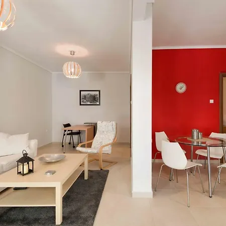 3 Bedroom Close To The Center Apartment *