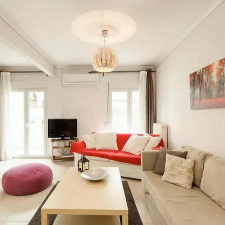 3 Bedroom Close To The Center Apartment *